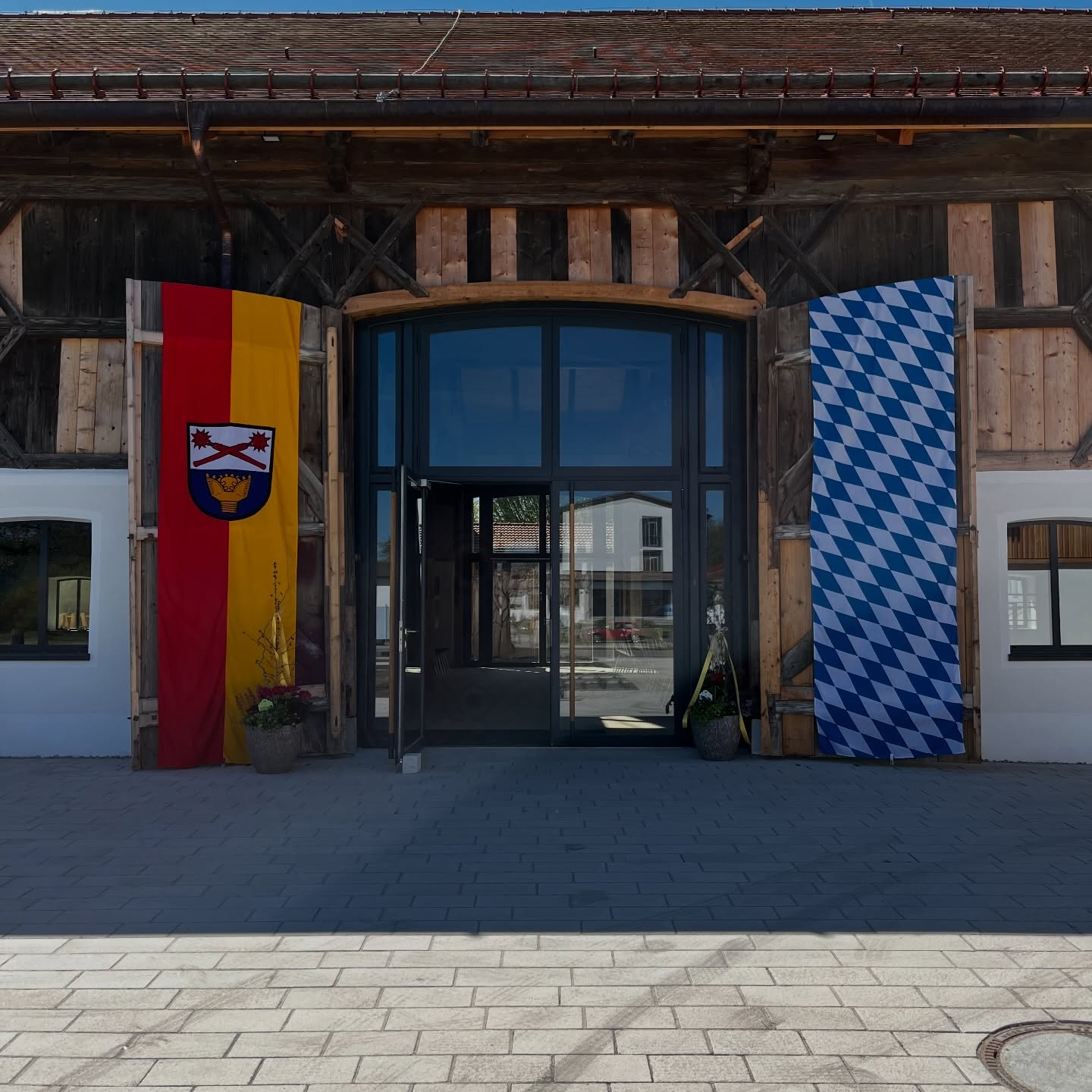 Eingang des Zitzmerstadls – Bundwerkfassade mit historischen Holzstreben